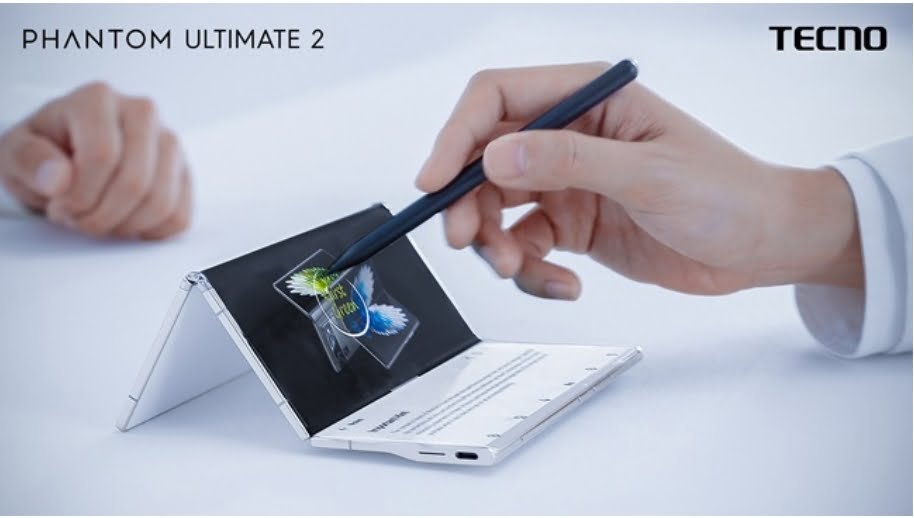 A person is drawing on the Phantom Ultimat 2,Tecno's tri foldable phone